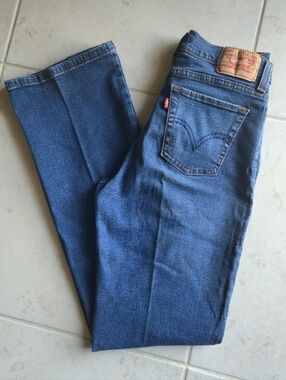 Levi's 512 Perfectly Slimming Women's Light Wash Straight Leg Jeans.  Size 6